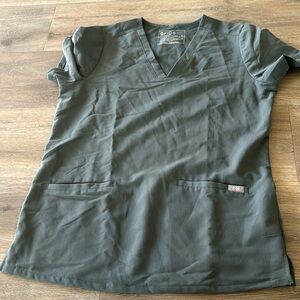 Casma 3 pocket scrub top